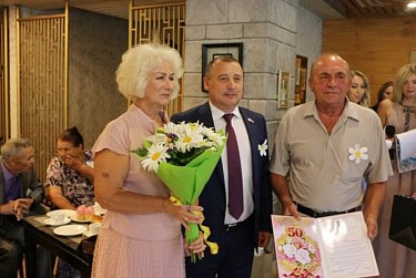 Депутаты вручили подарки семейным парам 